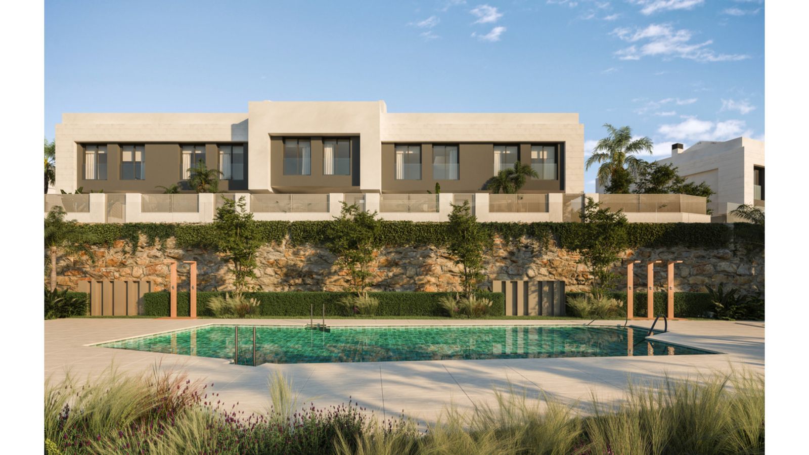 Moderne woning met zwembad en groene tuin.